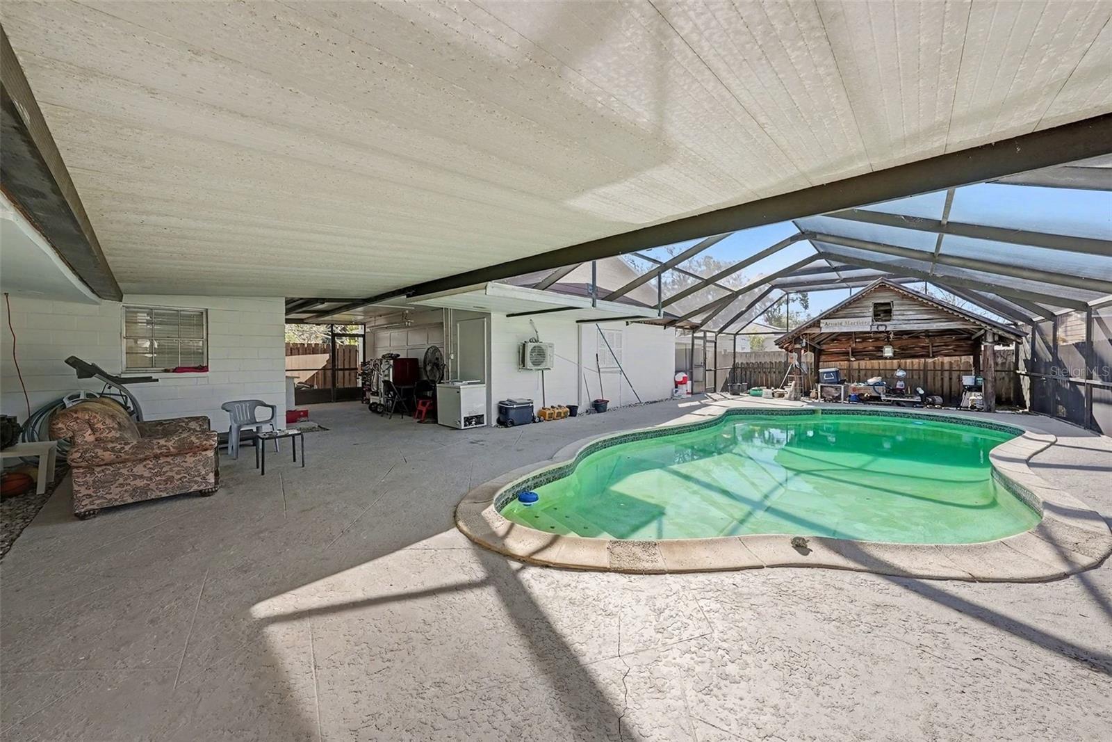 Listing photo id 20 for 2910 Burke Street