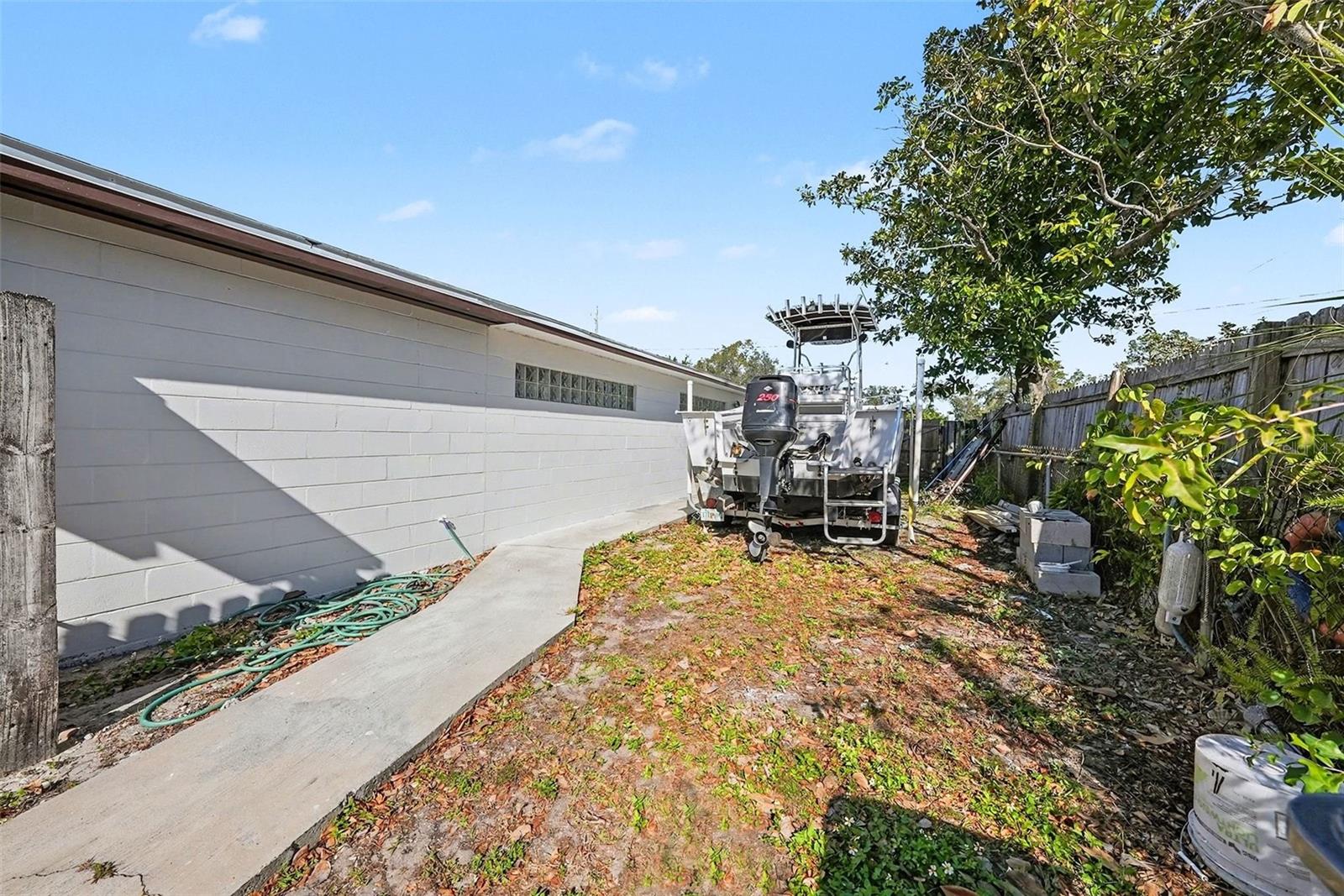 Listing photo id 21 for 2910 Burke Street