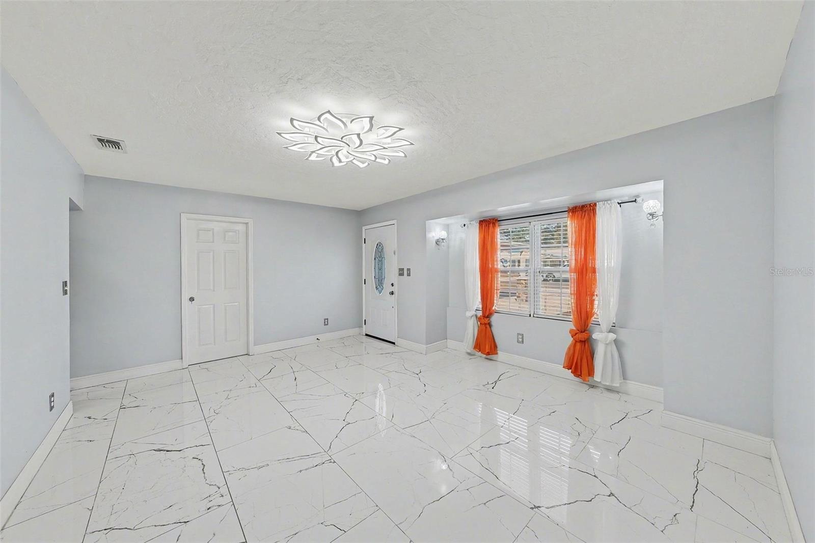 Listing photo id 2 for 2910 Burke Street