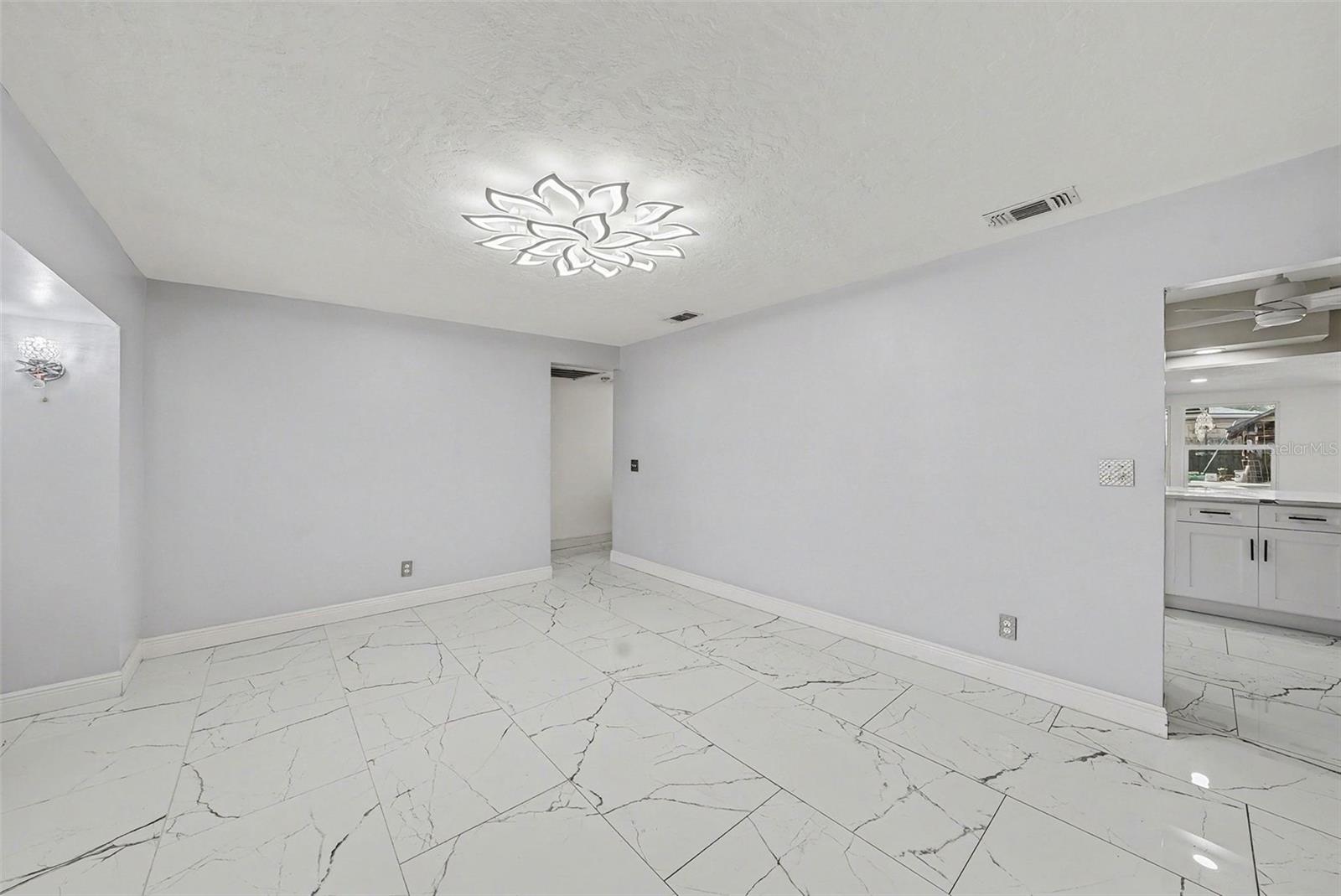 Listing photo id 3 for 2910 Burke Street