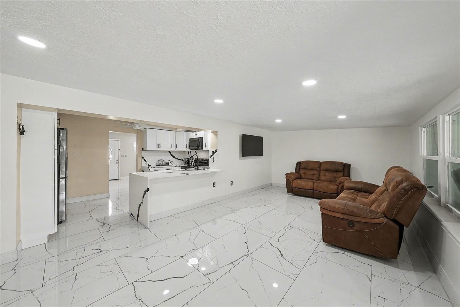 Listing photo id 4 for 2910 Burke Street