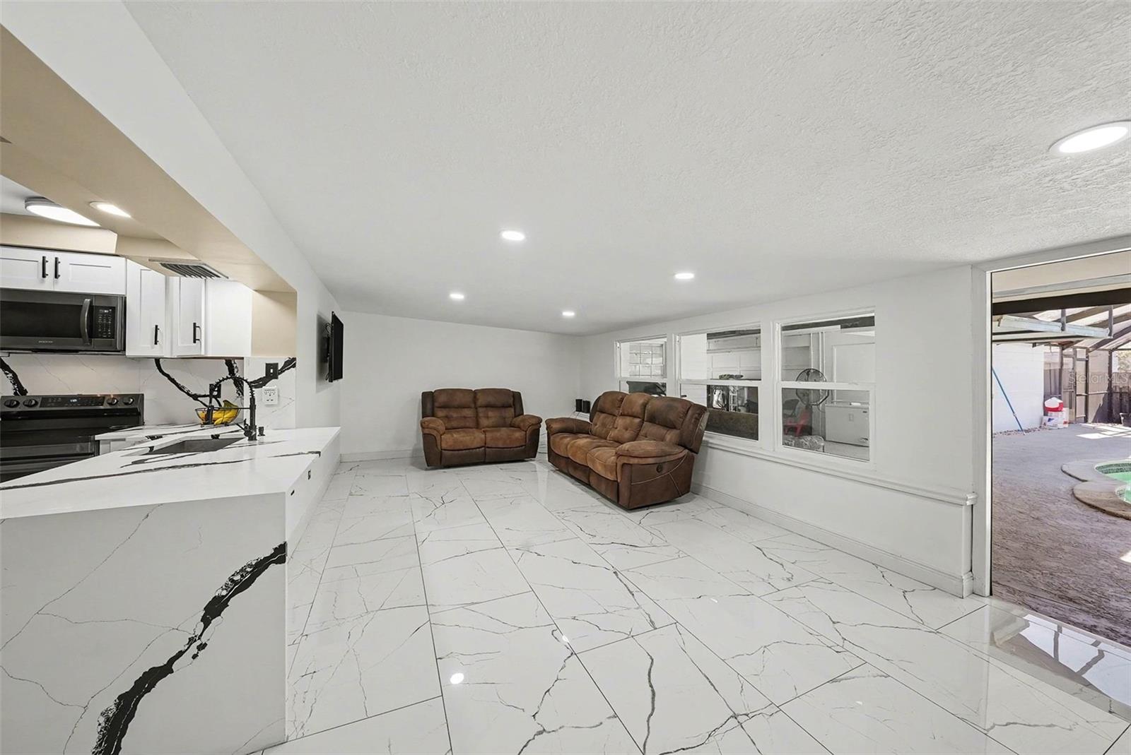 Listing photo id 6 for 2910 Burke Street