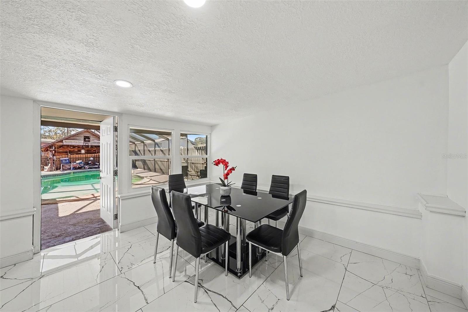 Listing photo id 7 for 2910 Burke Street