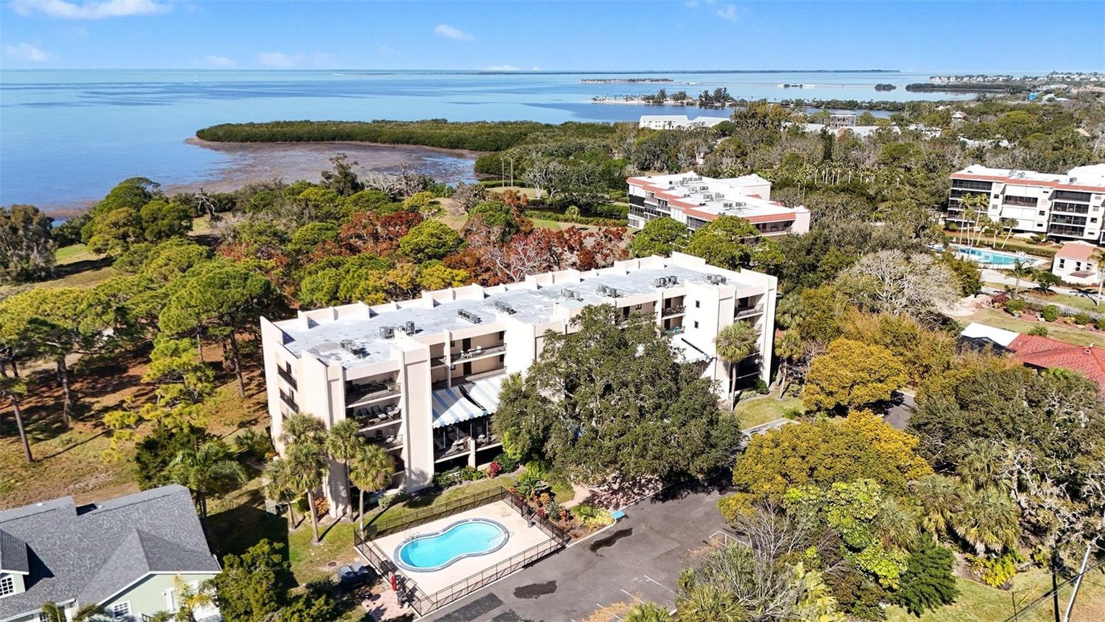 Listing photo id 14 for 303 Tarpon Point