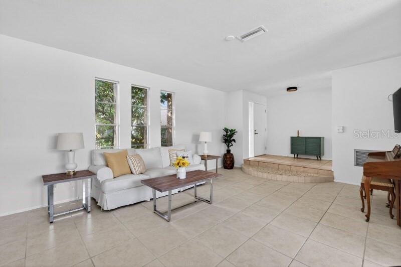 Image 3 of 20 For 8195 Coachlight Circle