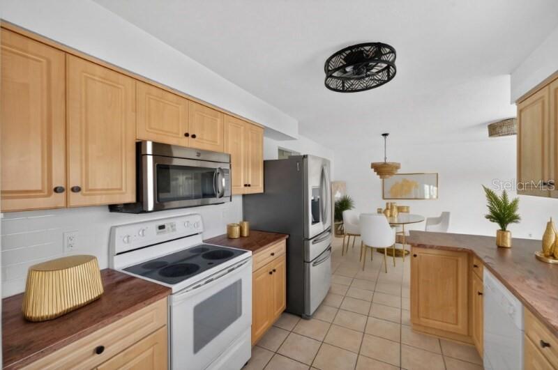 Image 4 of 20 For 8195 Coachlight Circle