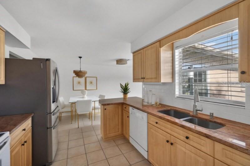 Image 5 of 20 For 8195 Coachlight Circle