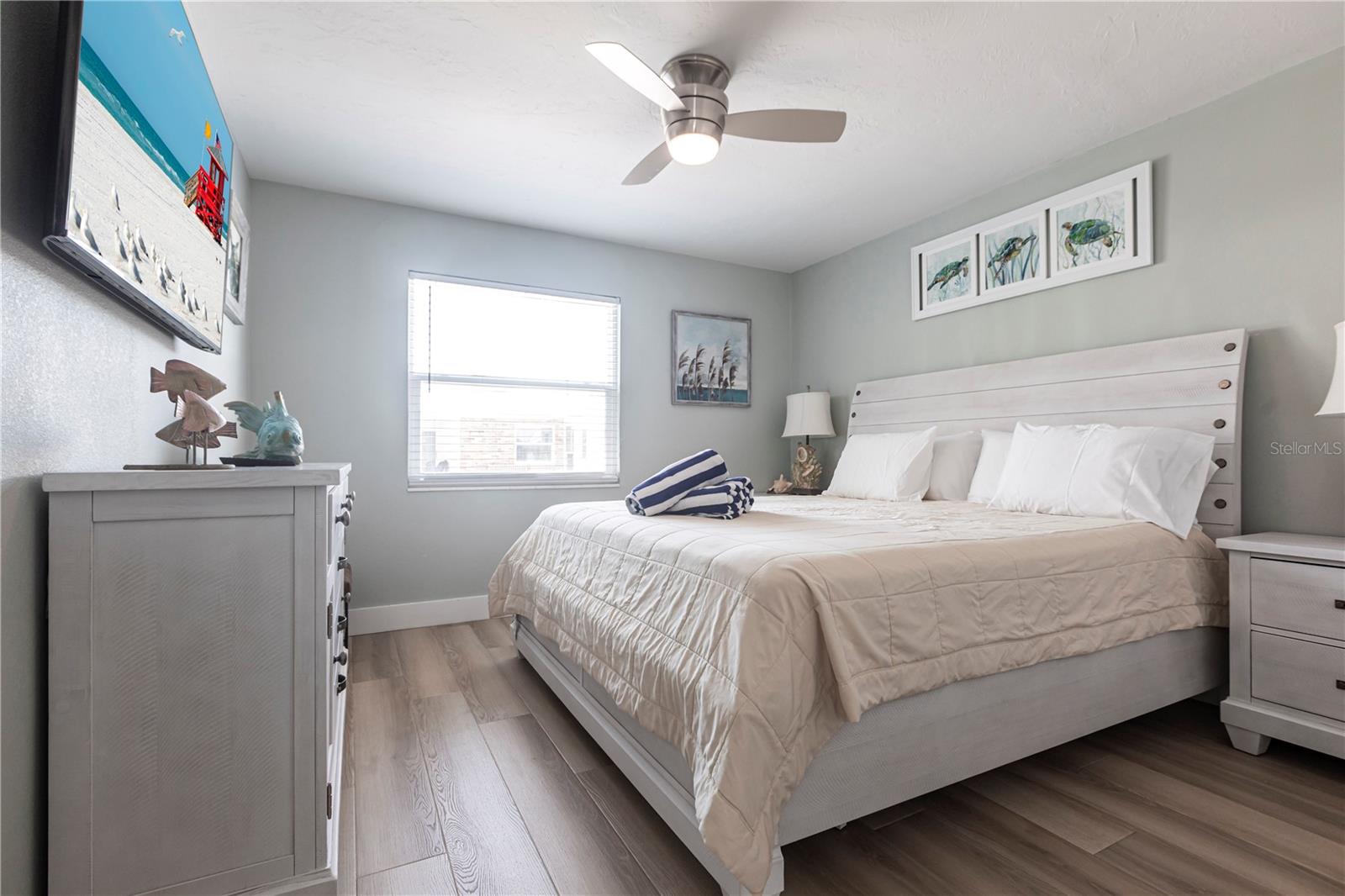 Image 10 of 13 For 6020 Midnight Pass Road 35