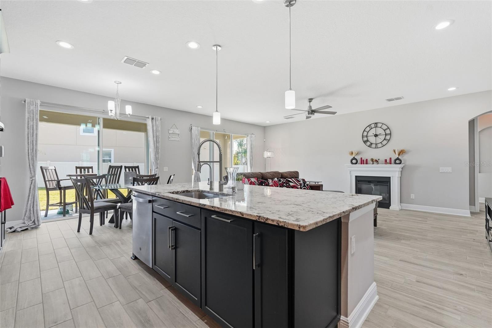 Listing photo id 12 for 11002 Sundrift Drive