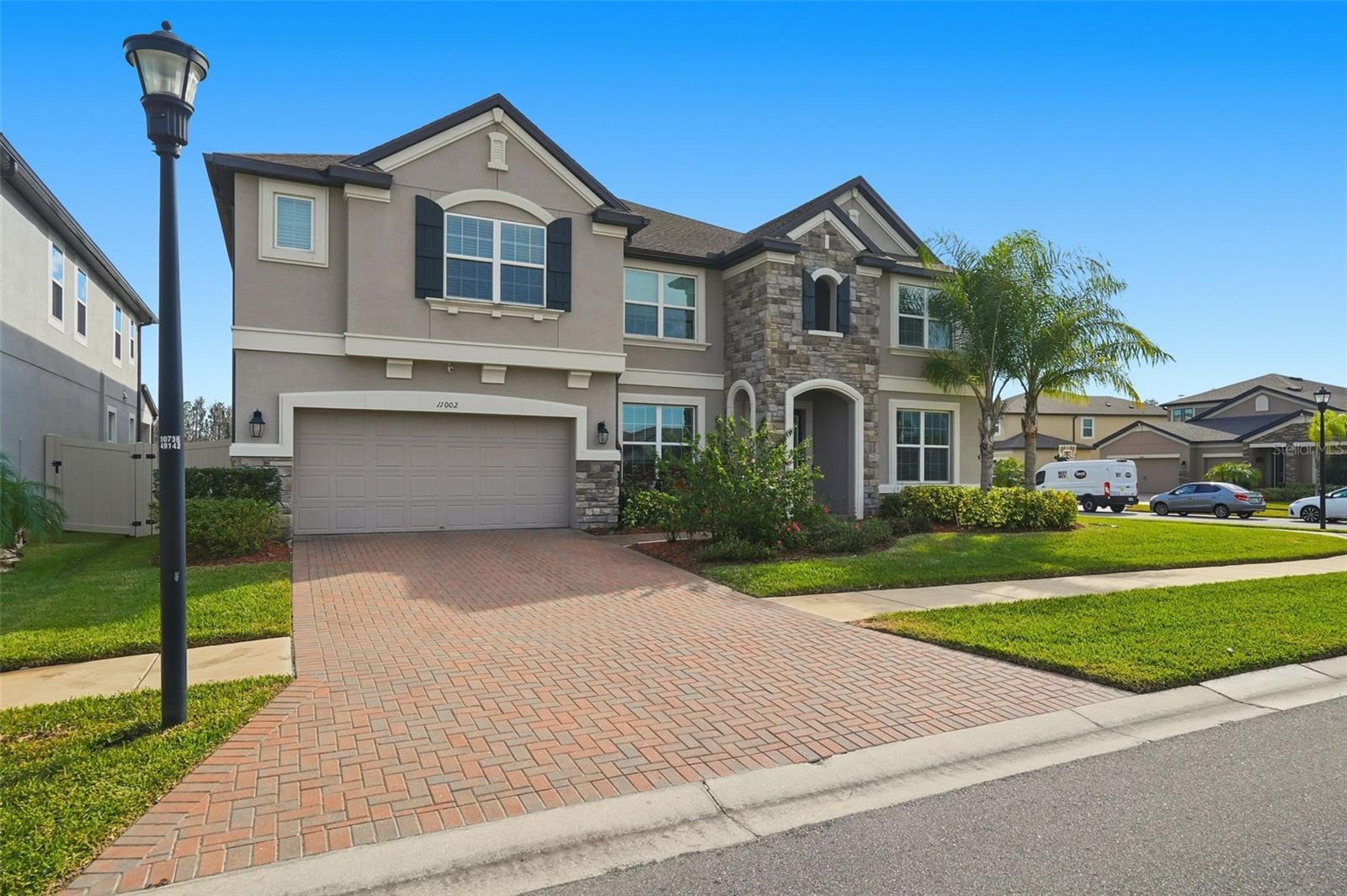 Listing photo id 2 for 11002 Sundrift Drive