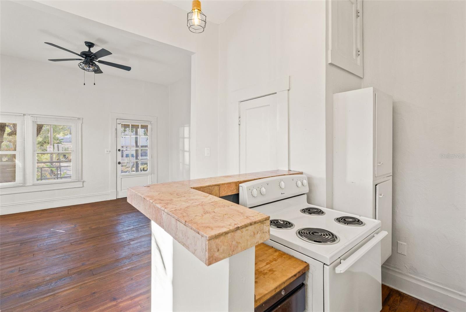 Listing photo id 11 for 501 Floribraska Avenue