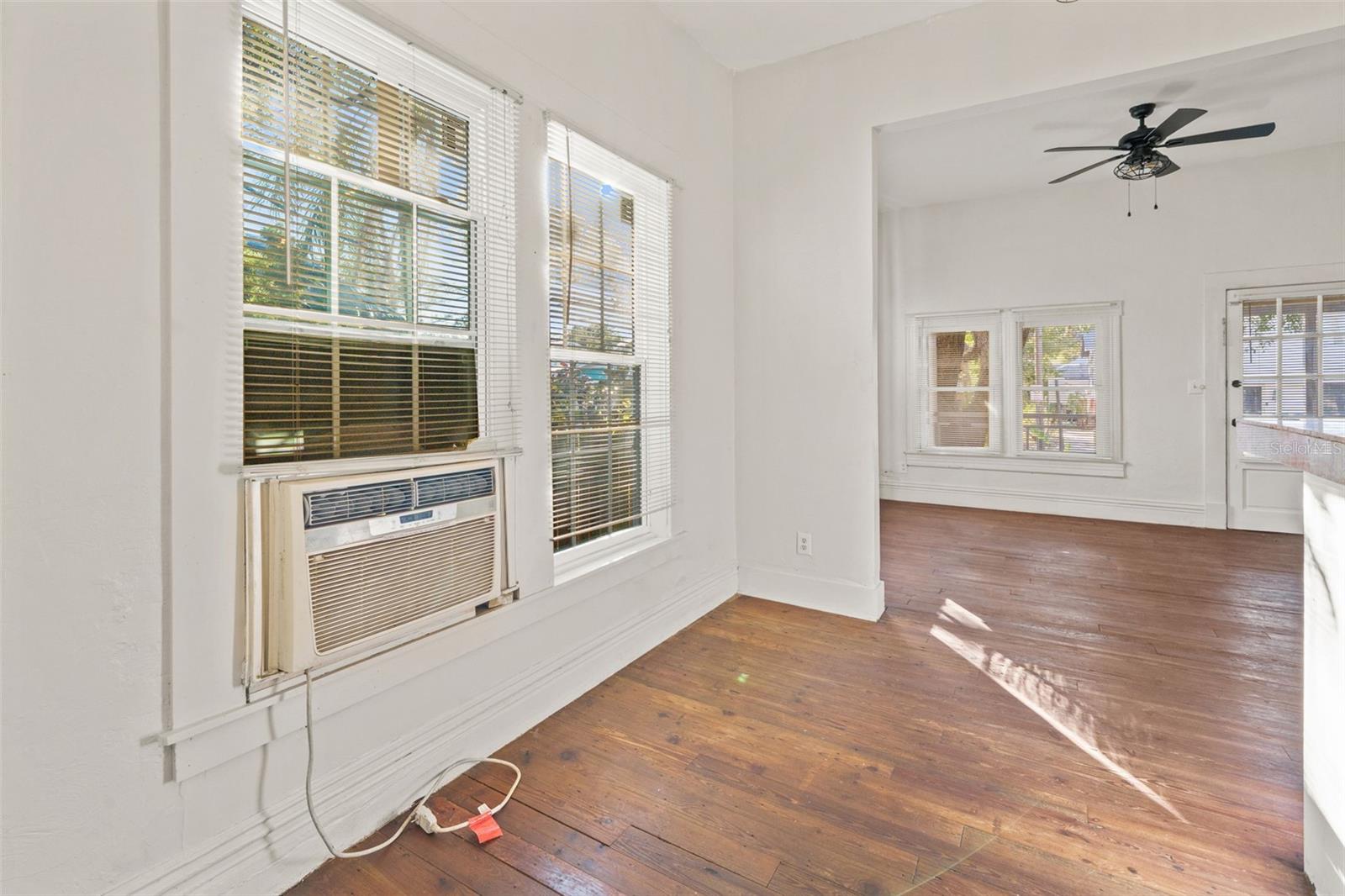 Listing photo id 12 for 501 Floribraska Avenue