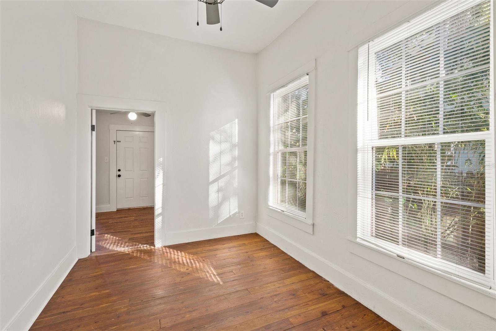 Listing photo id 13 for 501 Floribraska Avenue