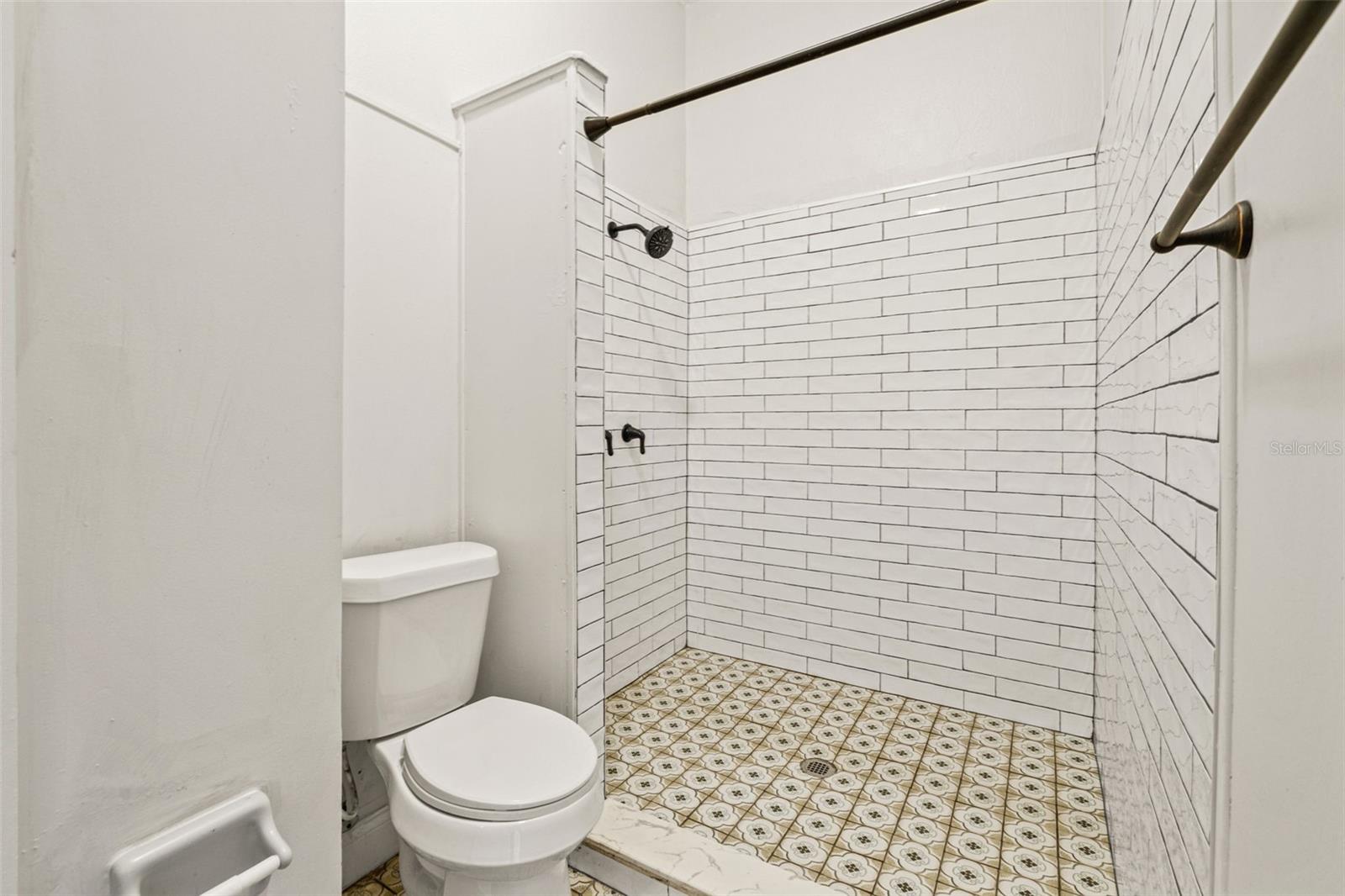 Listing photo id 15 for 501 Floribraska Avenue