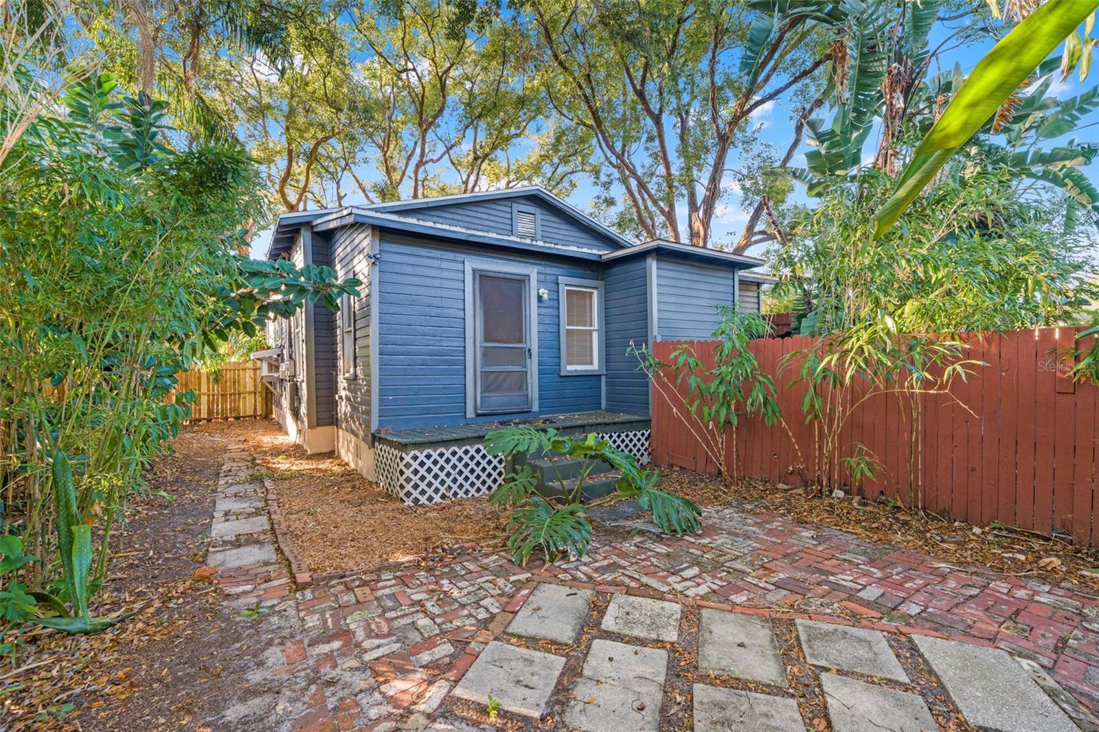 Listing photo id 20 for 501 Floribraska Avenue