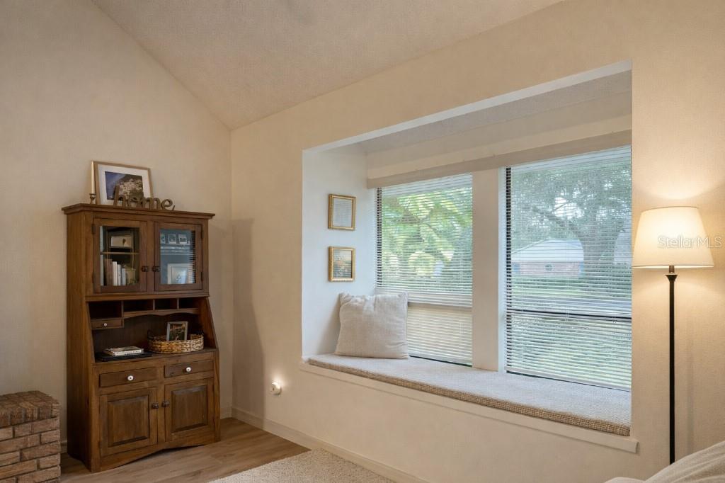 Image 15 of 37 For 1595 Shady Oak Drive