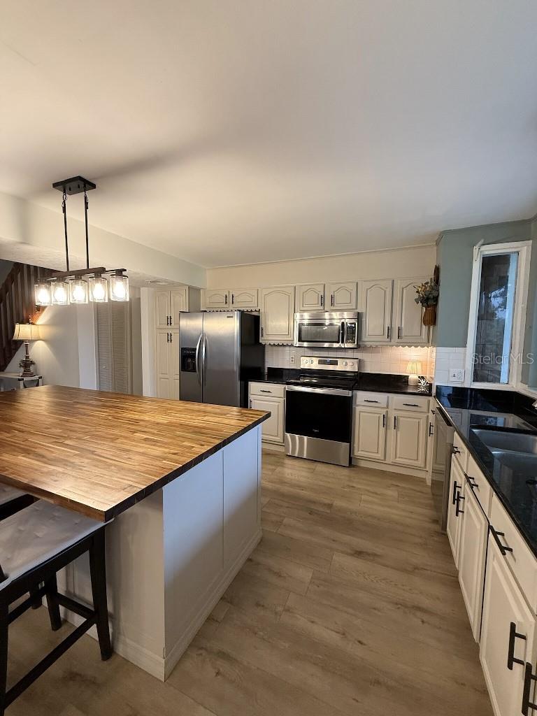 Image 19 of 37 For 1595 Shady Oak Drive