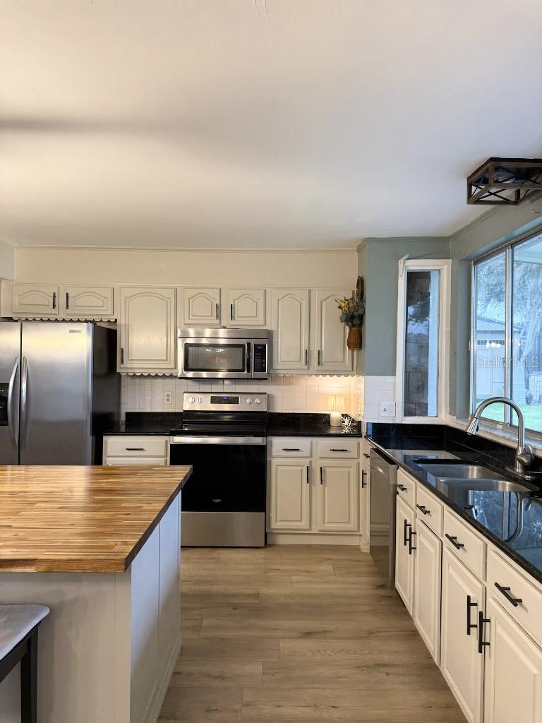 Image 20 of 37 For 1595 Shady Oak Drive