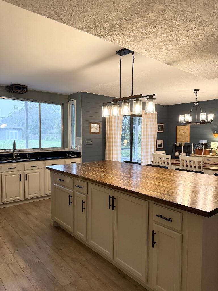 Image 22 of 37 For 1595 Shady Oak Drive