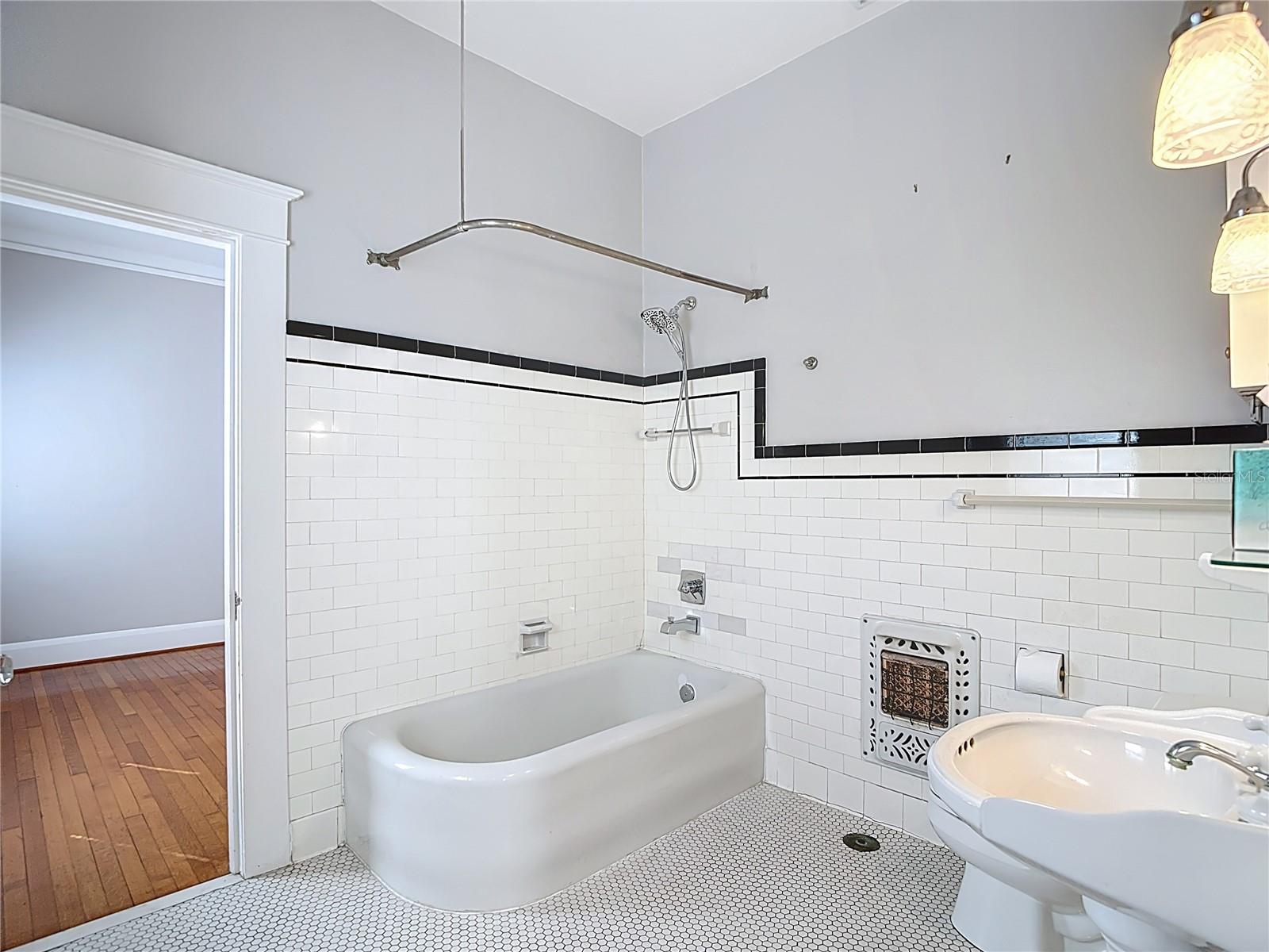 Image 23 of 47 For 2105 Southview Avenue