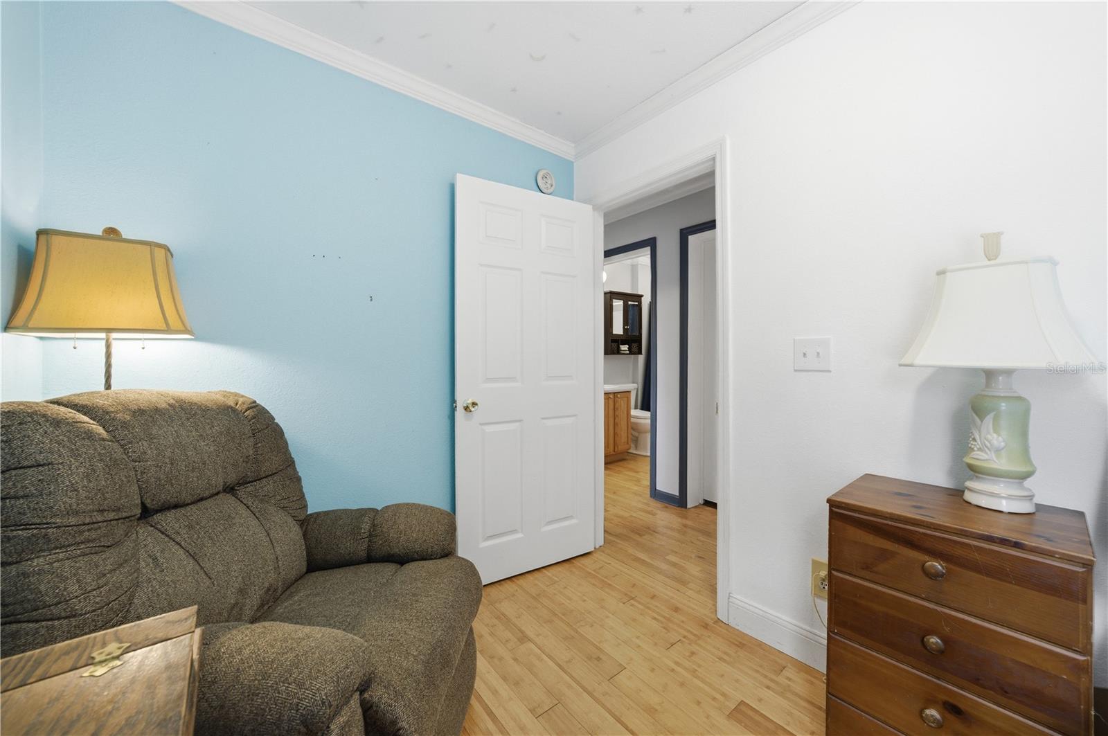 Listing photo id 15 for 8010 Franklin Road