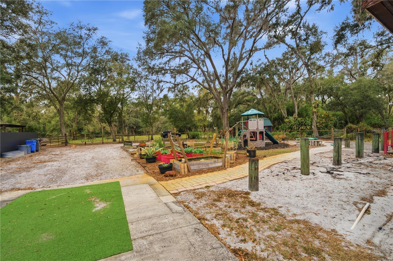 Listing photo id 35 for 8010 Franklin Road