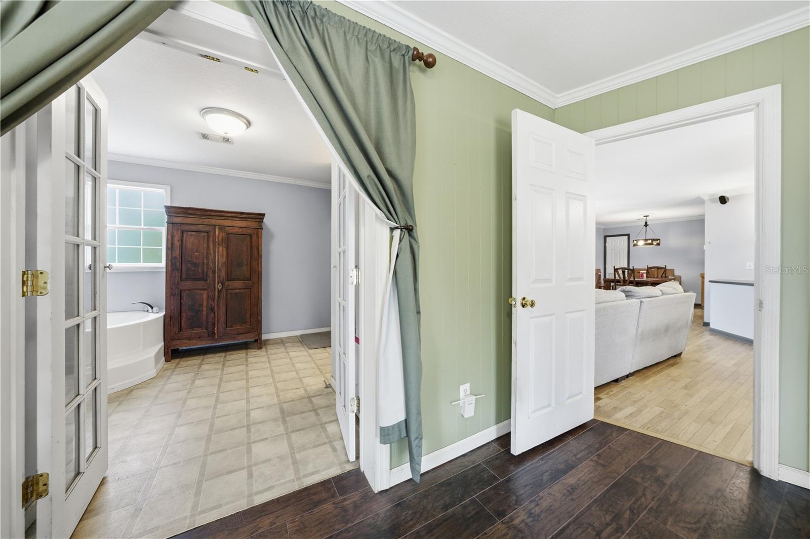 Listing photo id 6 for 8010 Franklin Road