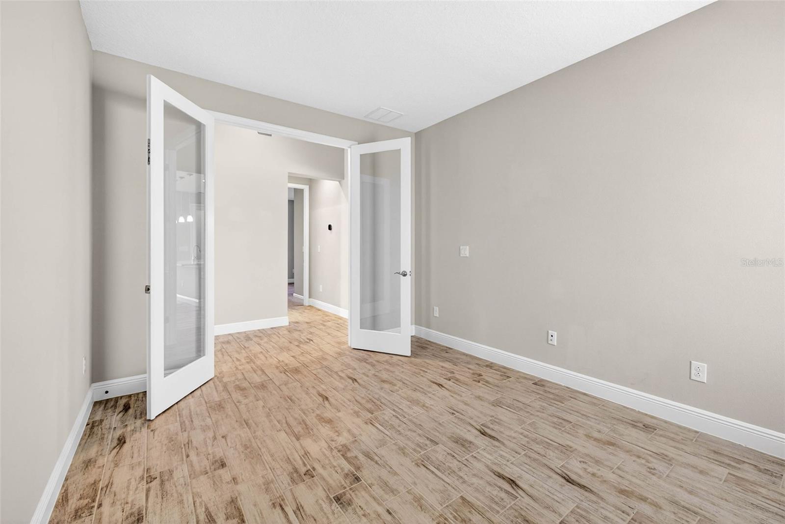 Image 9 of 50 For 6394 Roadstead Court