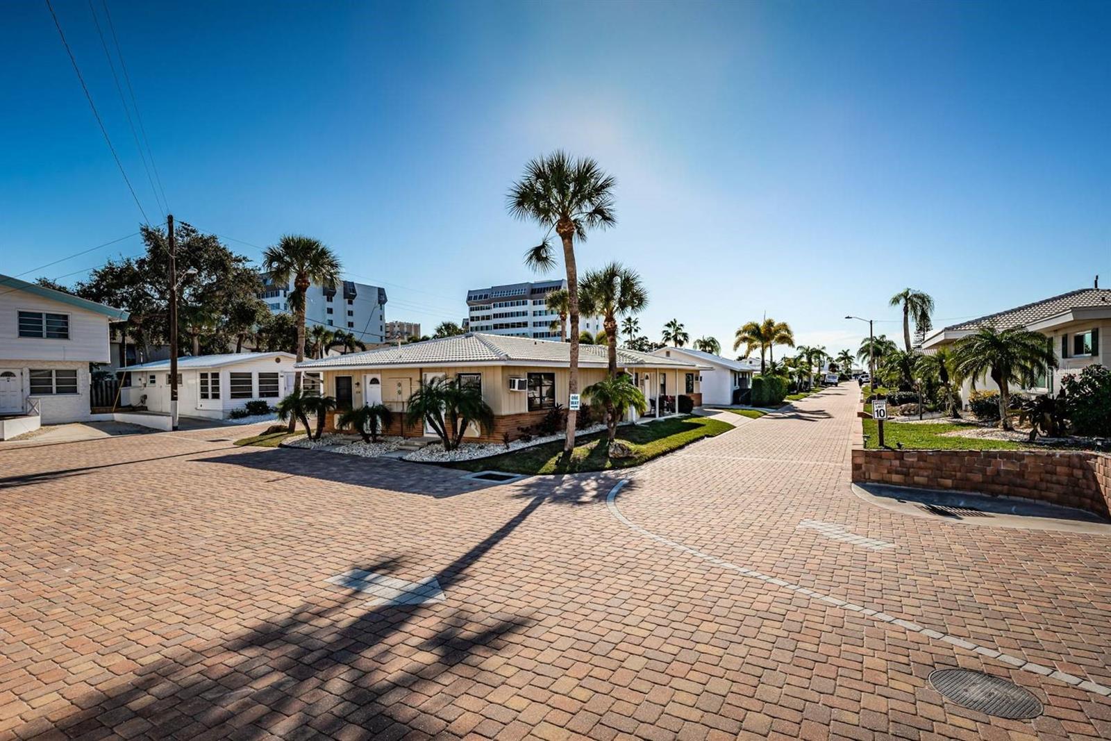 Image 17 of 24 For 6020 Midnight Pass Road 40