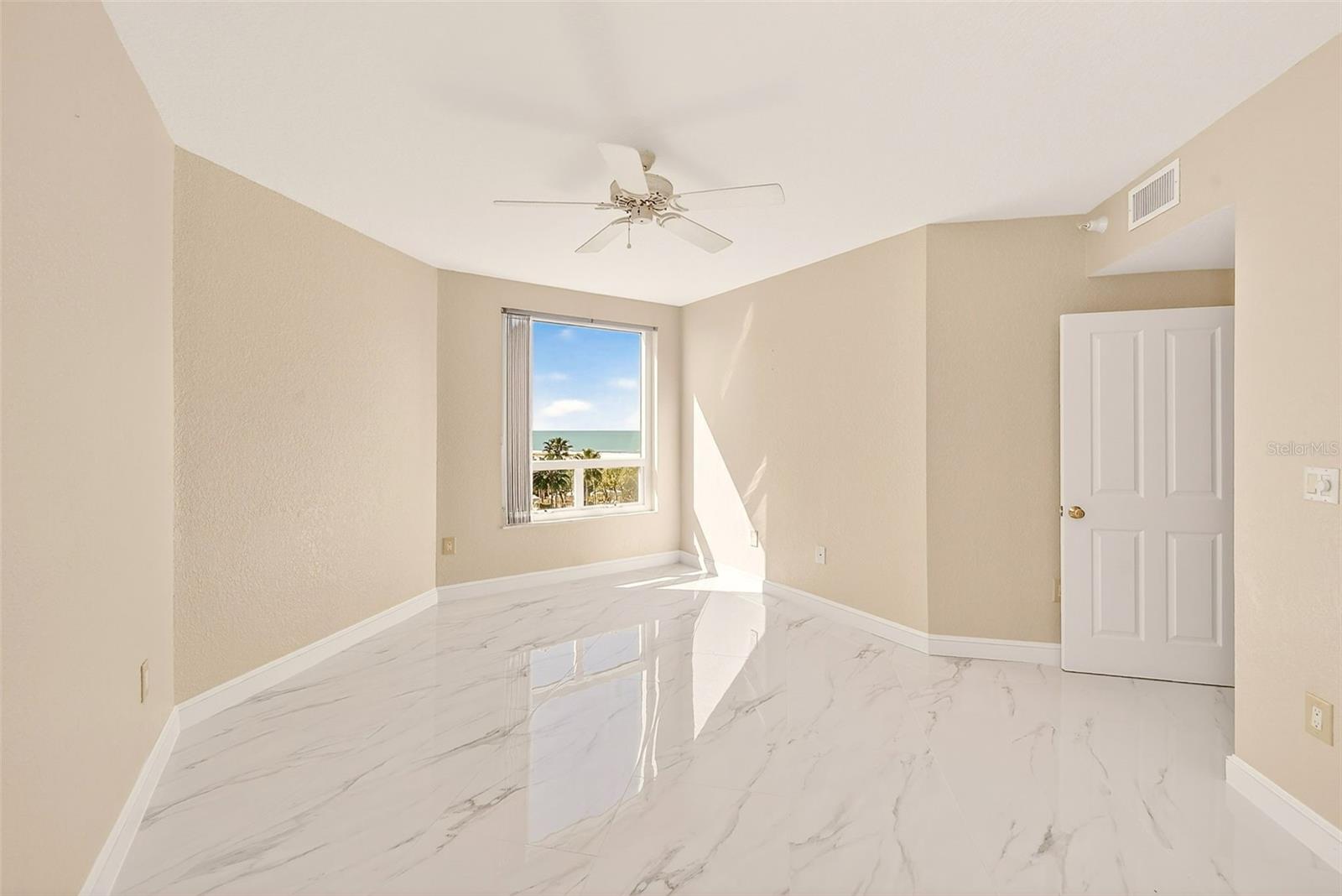 Image 33 of 62 For 1170 Gulf Boulevard 501