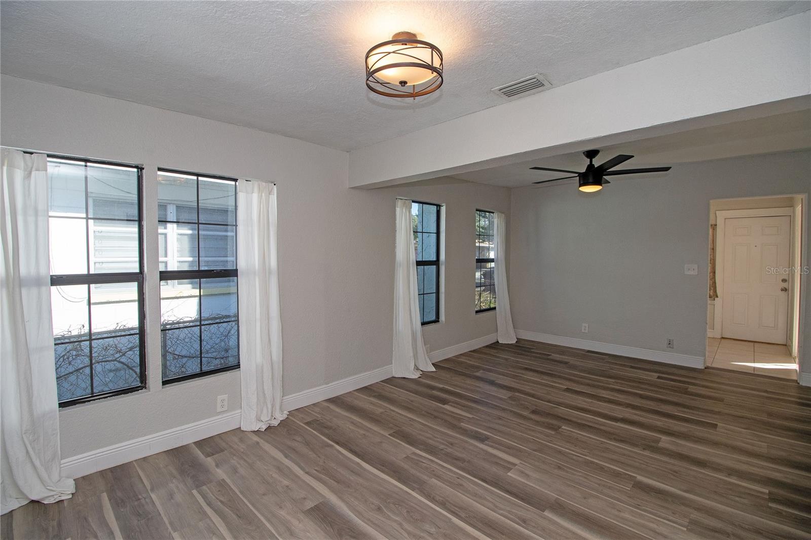 Image 10 of 38 For 2425 Auburn Street S