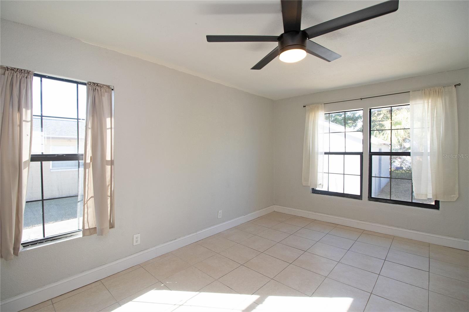 Image 17 of 38 For 2425 Auburn Street S