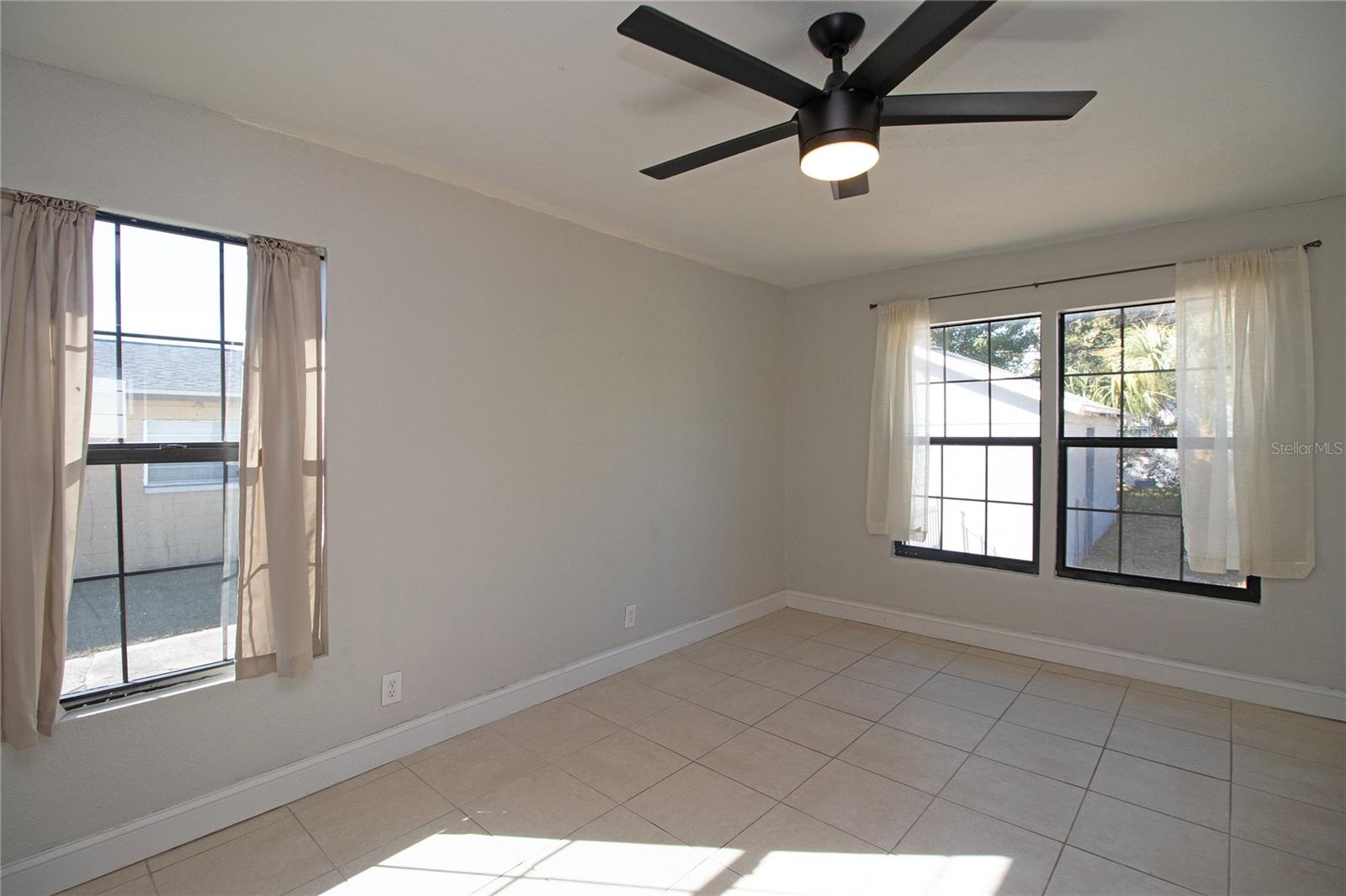 Image 18 of 38 For 2425 Auburn Street S