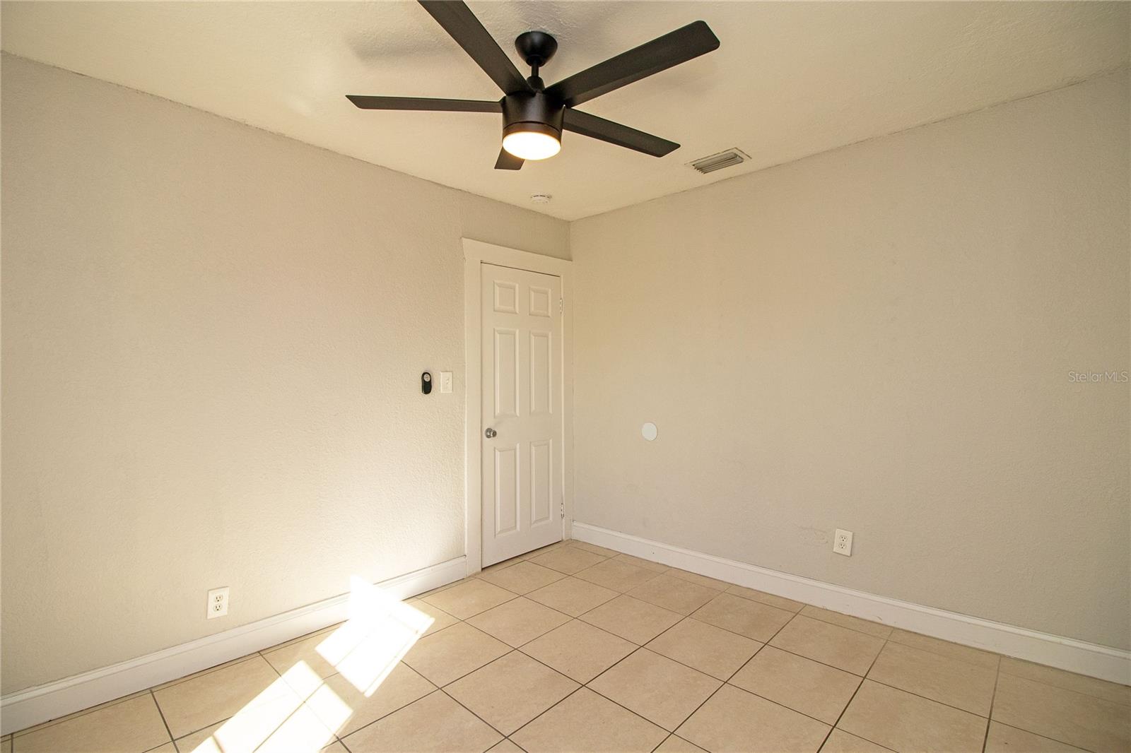 Image 27 of 38 For 2425 Auburn Street S