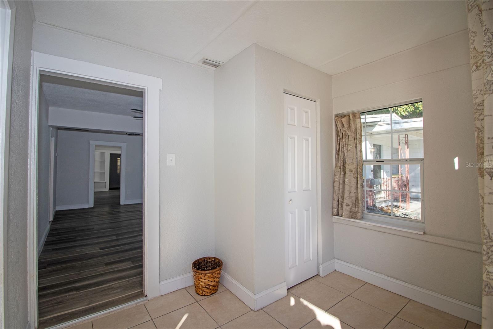 Image 3 of 38 For 2425 Auburn Street S