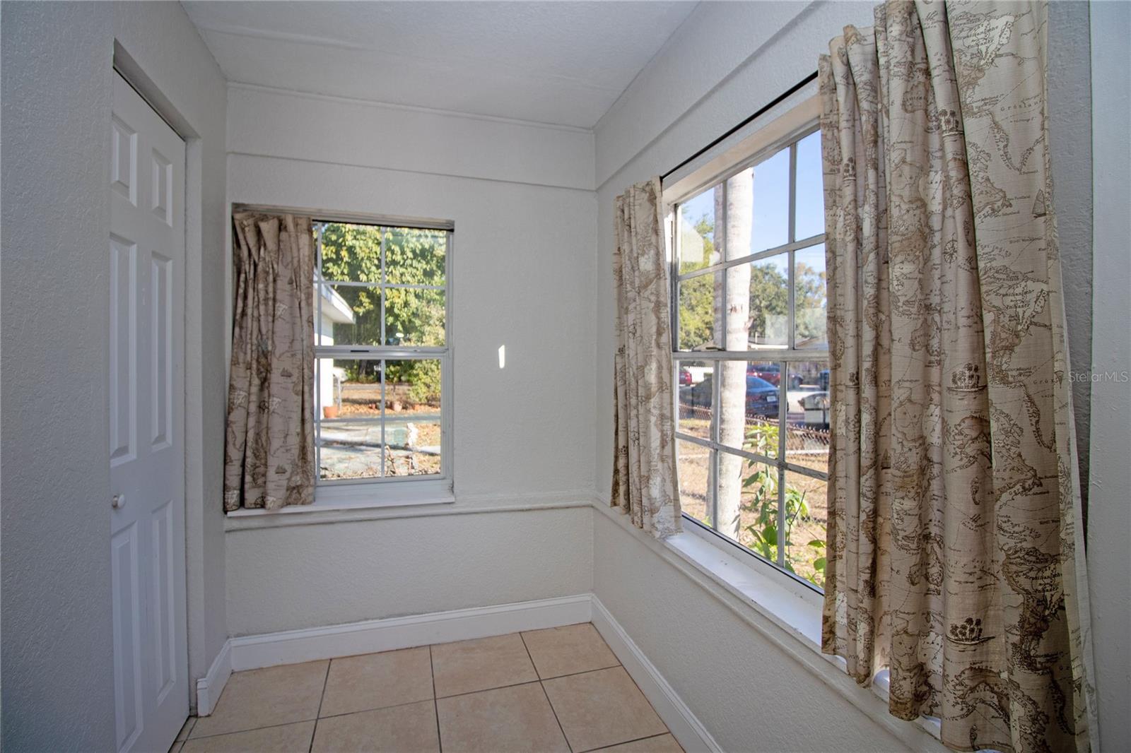 Image 4 of 38 For 2425 Auburn Street S