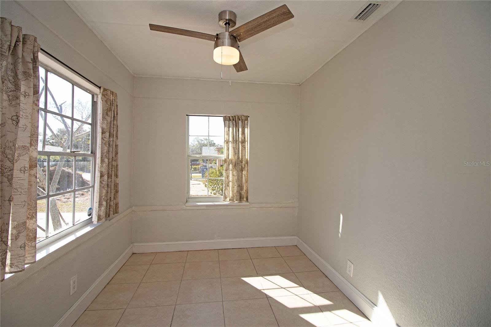 Image 7 of 38 For 2425 Auburn Street S