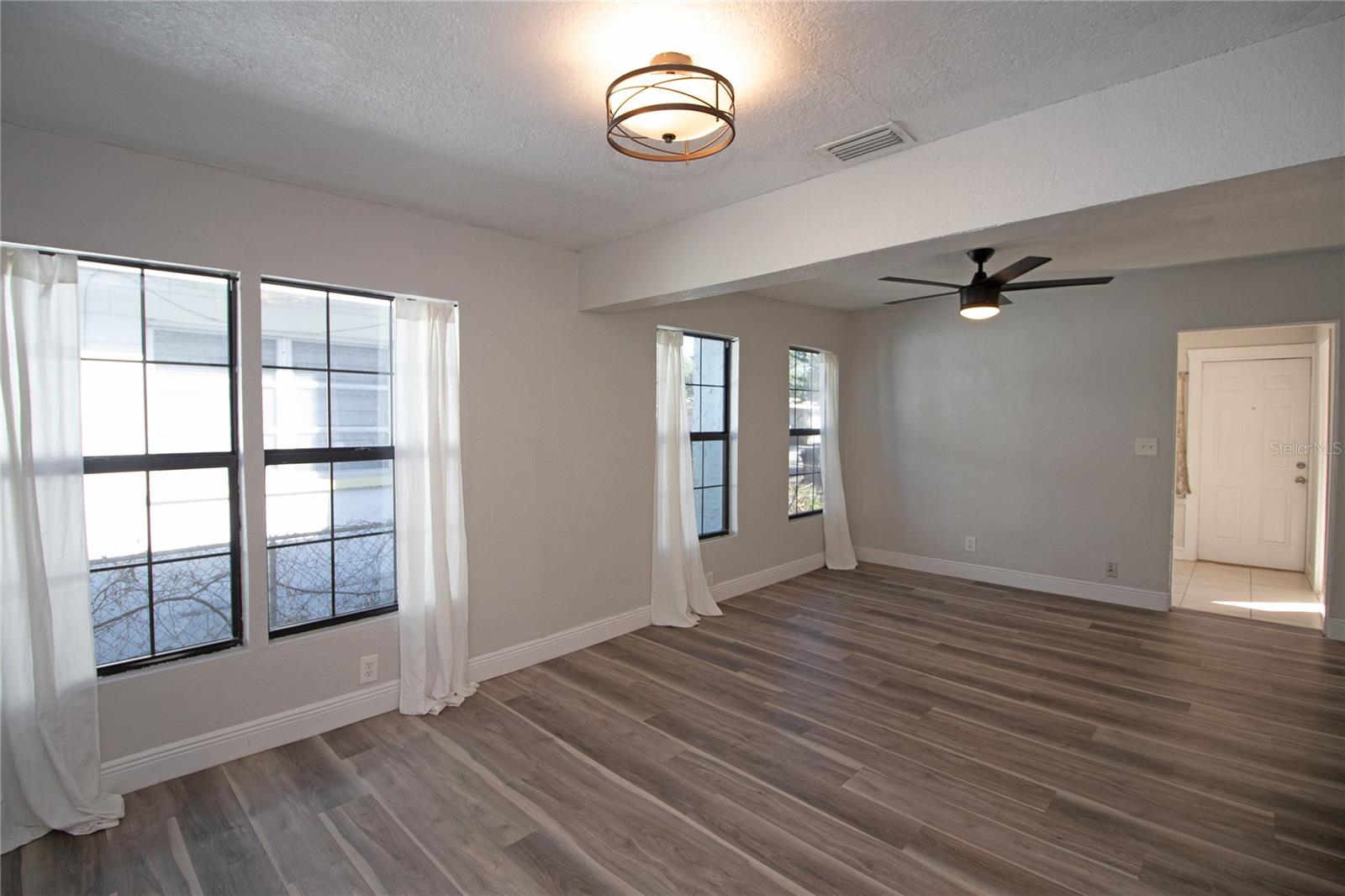 Image 9 of 38 For 2425 Auburn Street S