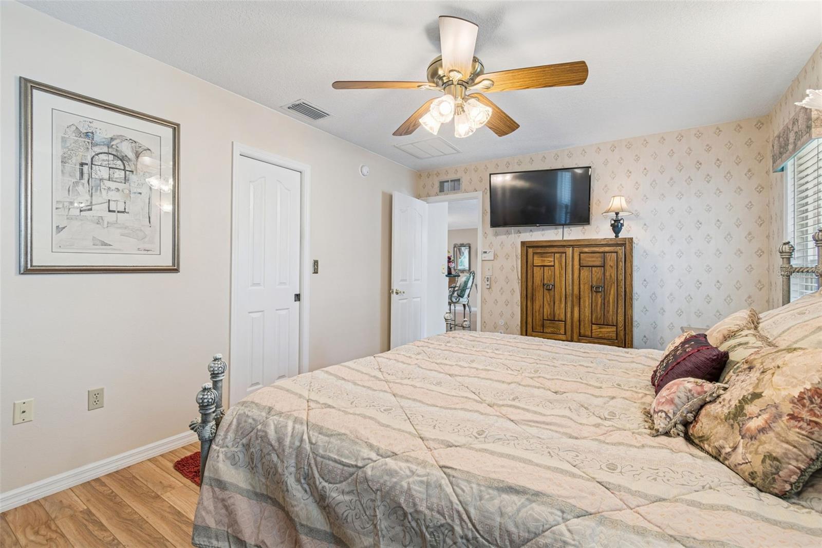 Listing photo id 17 for 11309 112th Court