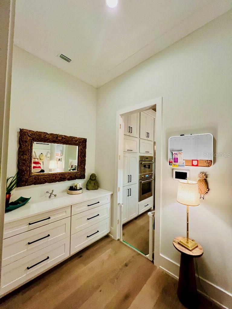 Image 10 of 27 For 790 Cordova Boulevard Ne