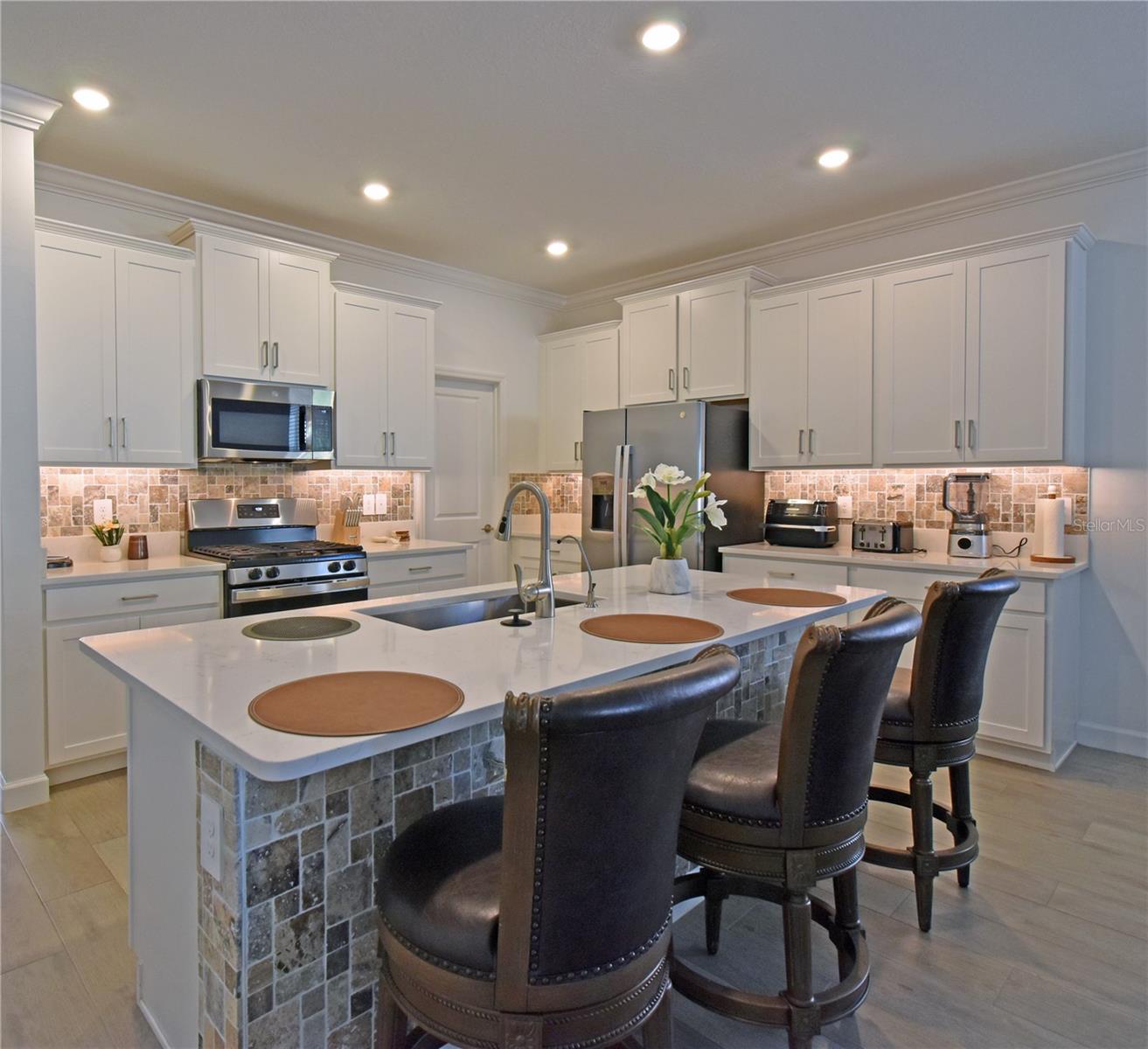 Image 13 of 45 For 17304 Banded Gold Lane