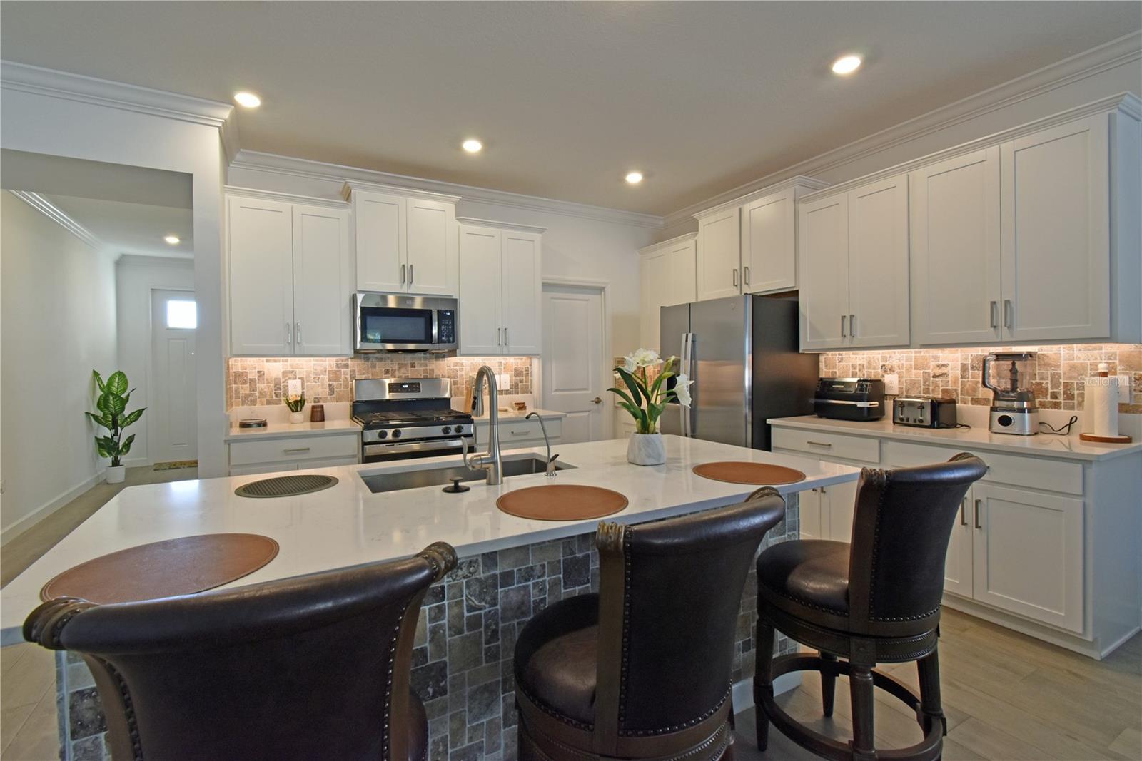 Image 14 of 45 For 17304 Banded Gold Lane