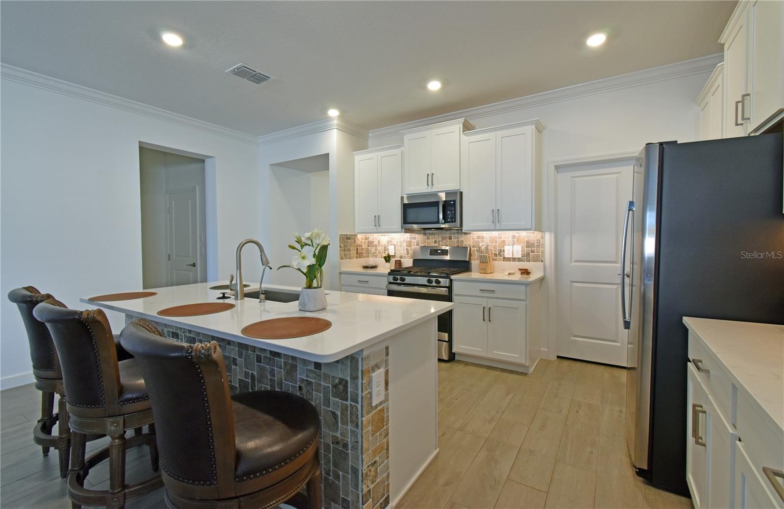 Image 16 of 45 For 17304 Banded Gold Lane