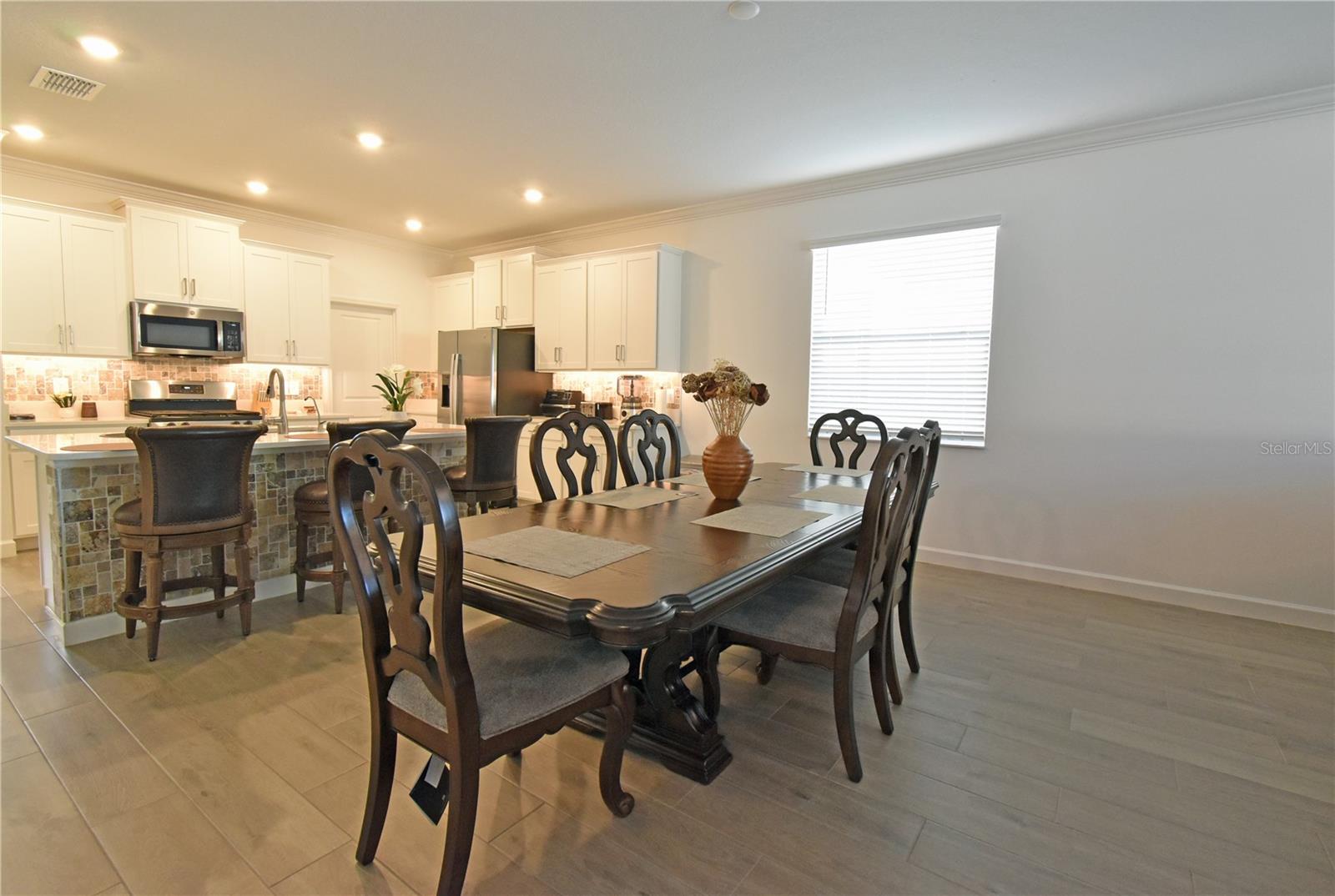 Image 19 of 45 For 17304 Banded Gold Lane