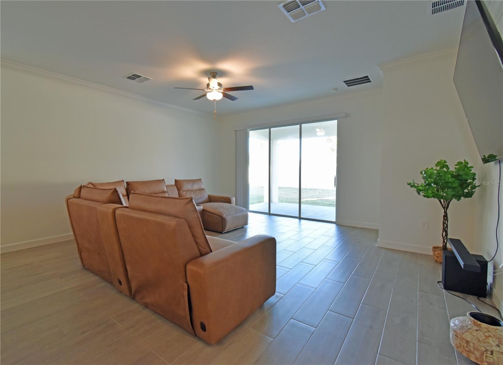 Image 22 of 45 For 17304 Banded Gold Lane