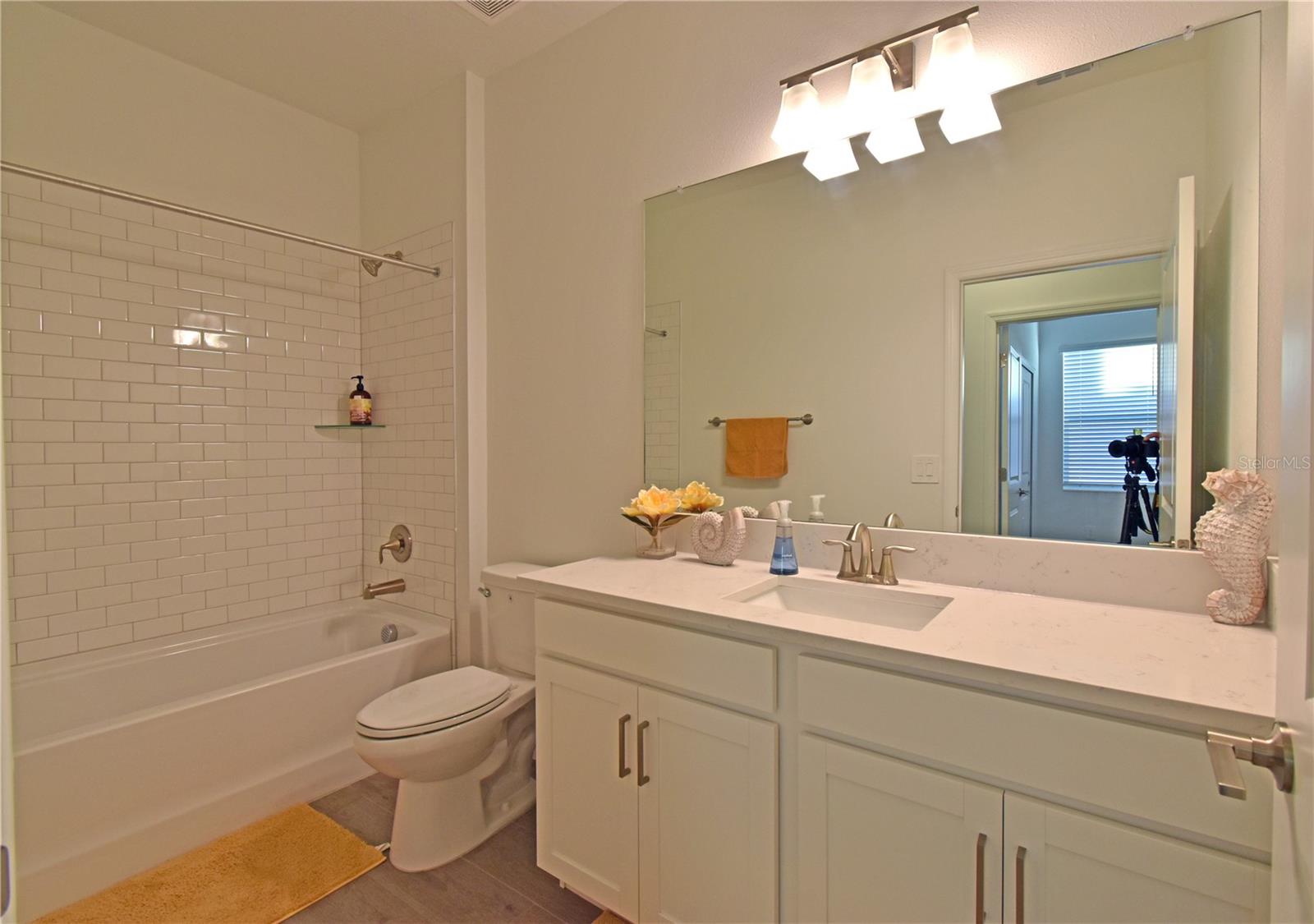 Image 33 of 45 For 17304 Banded Gold Lane