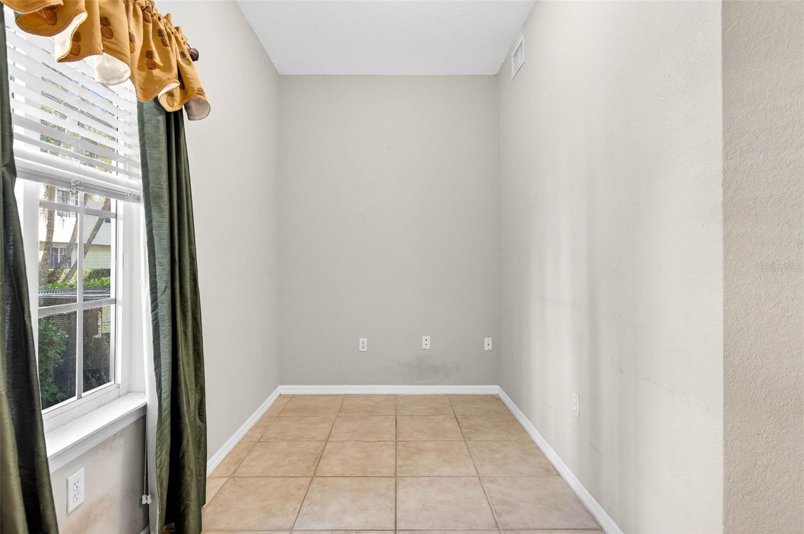 Image 4 of 50 For 9739 Meadow Field Circle