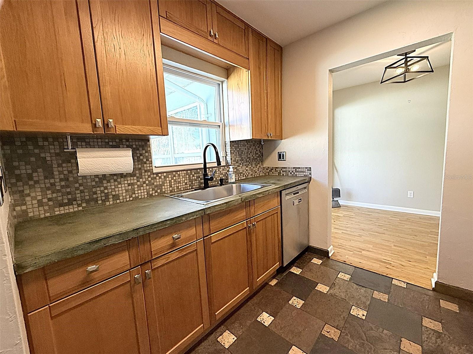 Image 10 of 40 For 105 Aurora Avenue