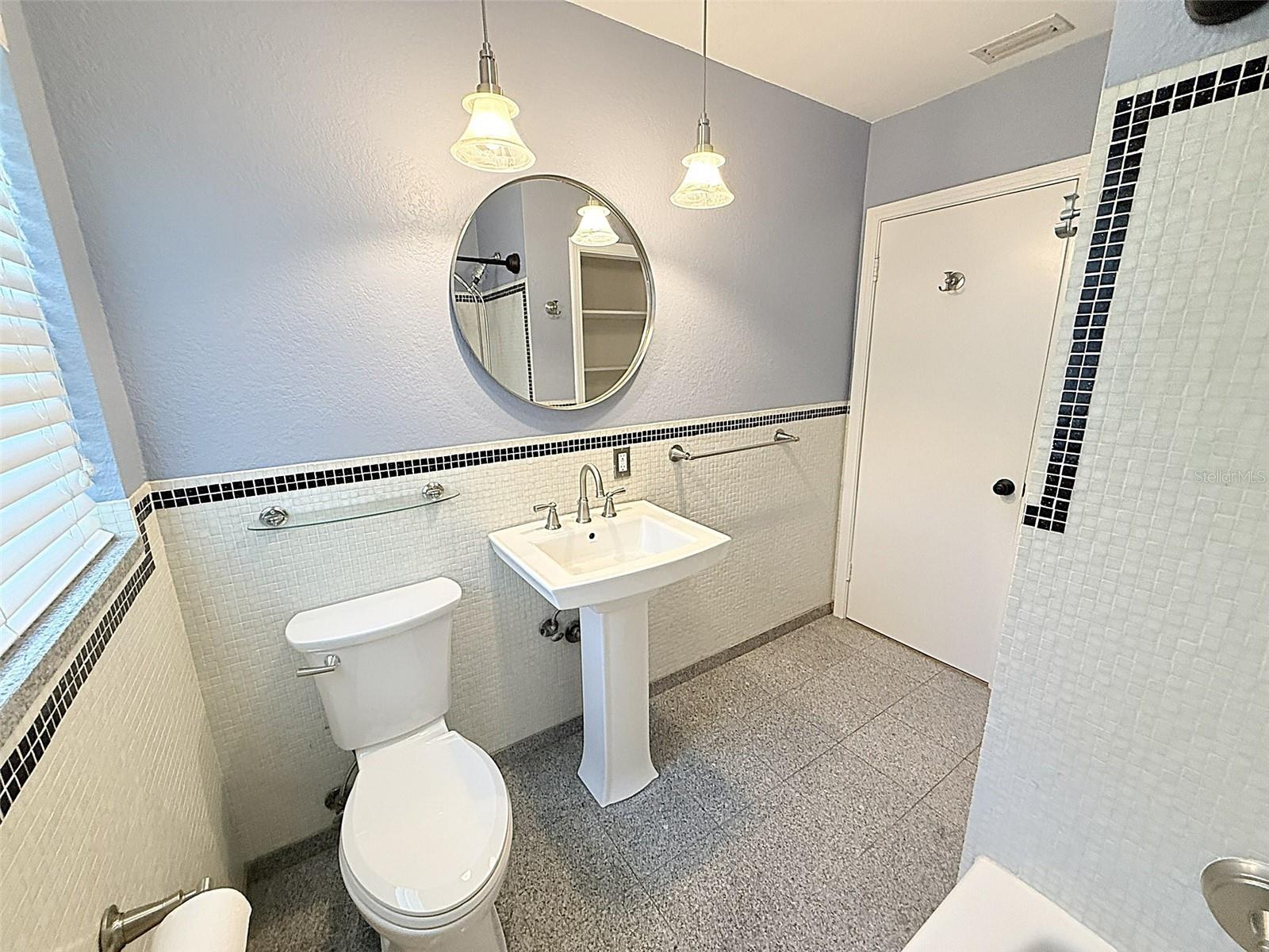 Image 22 of 40 For 105 Aurora Avenue