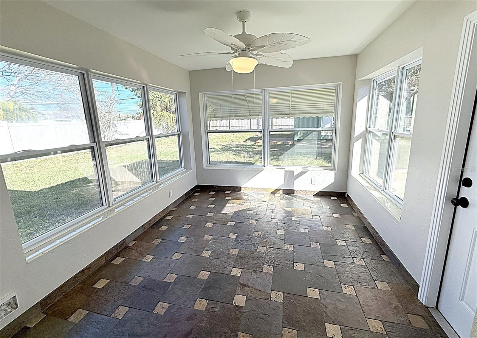 Image 27 of 40 For 105 Aurora Avenue